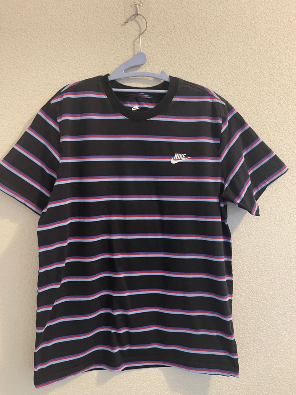 Nike Men  striped short sleeve t-shirt. Size L